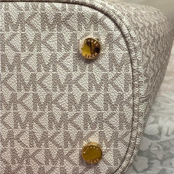 NWT Michael Kors Jet Set Front Pocket tote set in Vanilla and Clementine - Picture 9 of 16